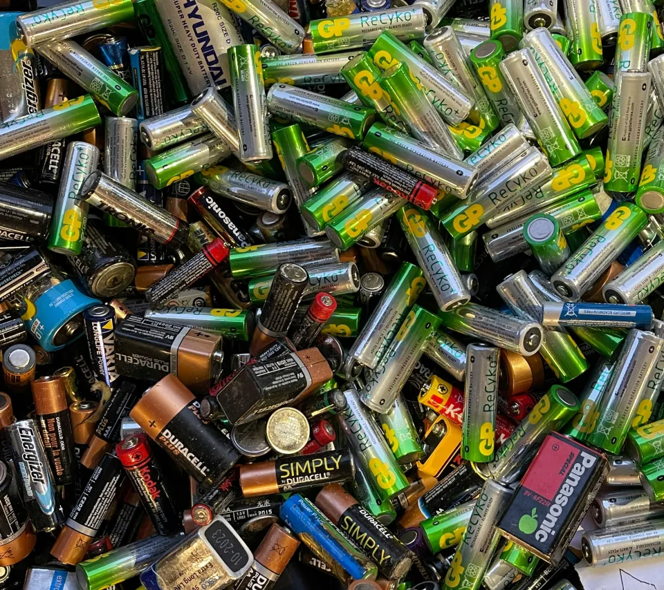 Tas de piles électriques multicolores
