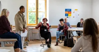 Hommes et femmes débattant ensemble lors du Créathon 2024